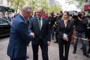 The Prince of Wales, Austrian Minister of the Interior Wolfgang Sobotka and their interpreter in April 2017. Copyright: Bernhard ELBE LPD Wien.