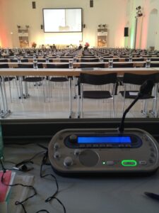 Simultandolmetschen bei einer Veranstaltung in Wien.